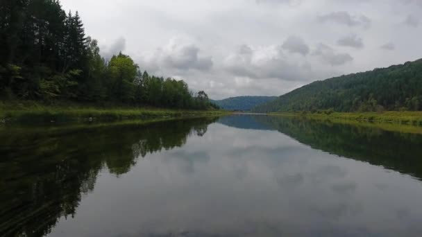 Létání nad krásnou podzimní řeka. Ural, Rusko. — Stock video