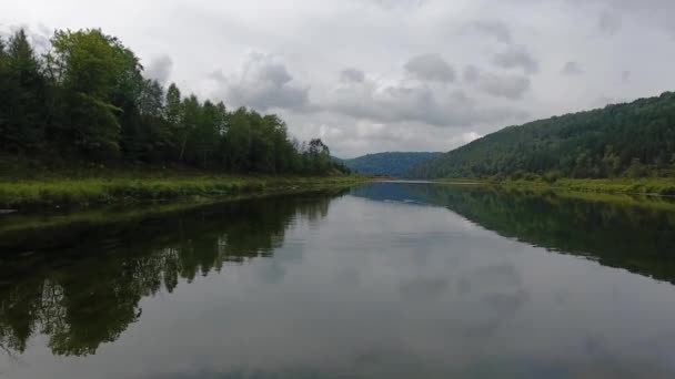 Survoler la belle rivière d'automne. Oural, Russie .
