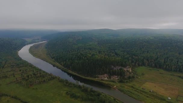 Volando sobre el hermoso río de montaña de otoño. Ural, Rusia . — Vídeos de Stock