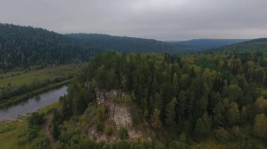Güzel sonbahar dağ nehir üzerinde uçan. Ural, Rusya Federasyonu.