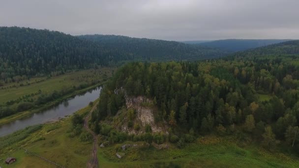 Flygande över berget vackra höst River. Ural, Ryssland. — Stockvideo