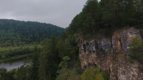놀라운가 산 절벽에 비행입니다. 강입니다. 우랄, 러시아. — 비디오