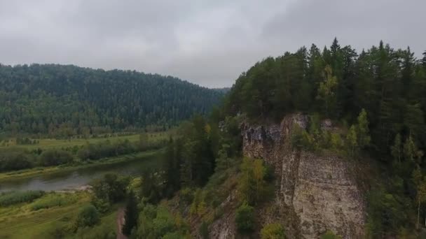 Flygande över fantastiska höst mountain klippan. Floden. Ural, Ryssland. — Stockvideo
