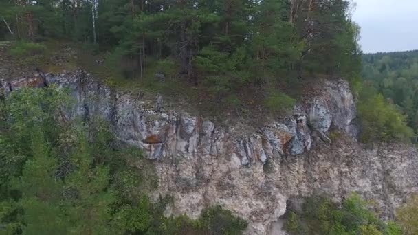 Ranger parlant sur un talkie-walkie au bord d'une falaise de montagne . — Video