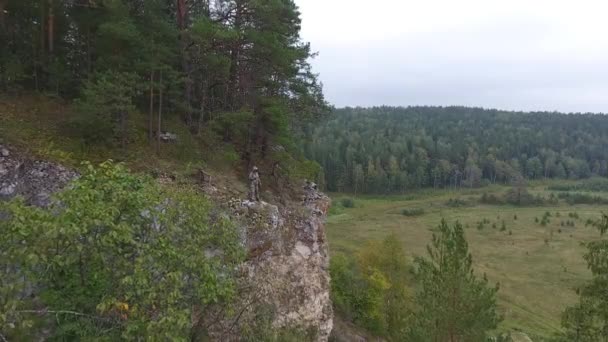 Ranger che parla su un walkie-talkie sul ciglio di una scogliera di montagna . — Video Stock