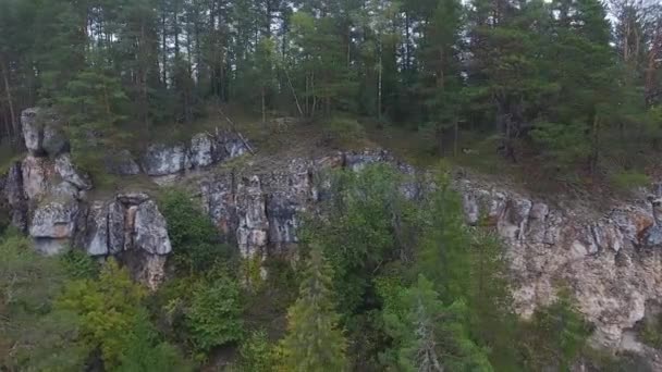 Ranger talking on a walkie-talkie on the edge of a mountain cliff. — Stock Video