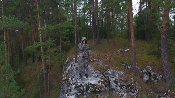 Ranger che parla su un walkie-talkie sul ciglio di una scogliera di montagna . — Video Stock