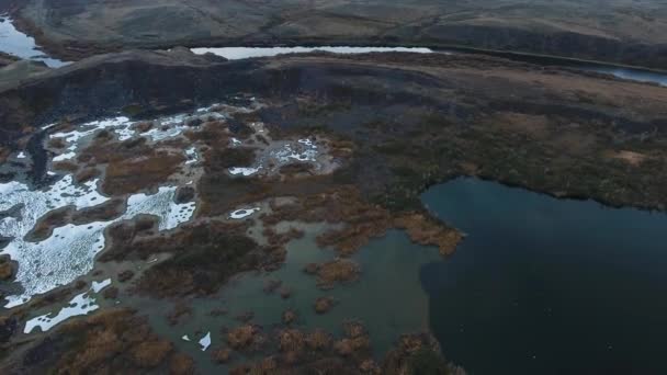 Sorvolando il lago salato contaminato da rifiuti . — Video Stock