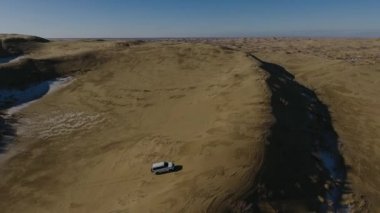 Kış aylarında karla kaplı çölde hareket SUV'lar havadan görünümü. Batı Kazakistan, Mangışlak Yarımadası.
