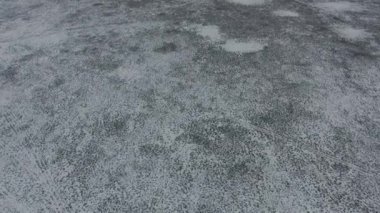 Kar-kapsayan Batı Kazakistan'daki Mangışlak Yarımadası kumlu Dağları'nın muhteşem havadan görünümü. Çöl karda.