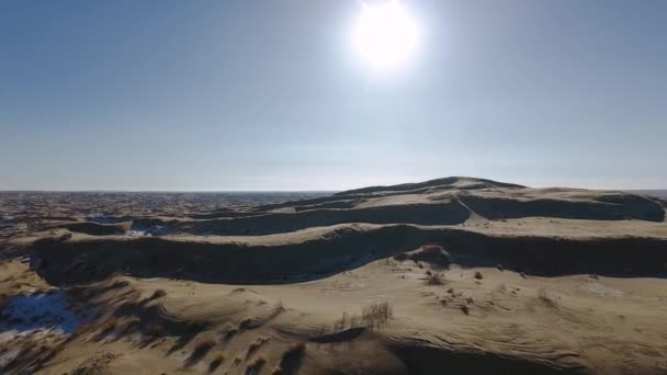 Luftaufnahme von Geländewagen, die sich im Winter durch die verschneite Wüste bewegen. Westkasachstan, Halbinsel Mangyshlak. — Stockvideo