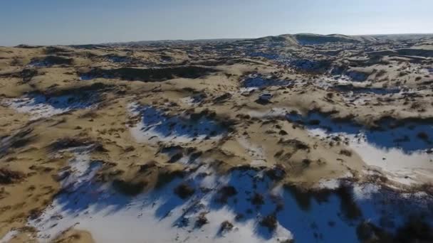 Kış aylarında karla kaplı çölde hareket SUV'lar havadan görünümü. Batı Kazakistan, Mangışlak Yarımadası. — Stok video