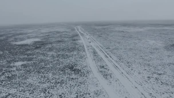 Kar-kapsayan Batı Kazakistan'daki Mangışlak Yarımadası kumlu Dağları'nın muhteşem havadan görünümü. Çöl karda. — Stok video