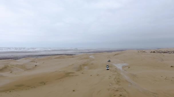 Vue aérienne de suvs se déplaçant dans le désert enneigé en hiver. Kazakhstan occidental, péninsule de Mangyshlak . — Video