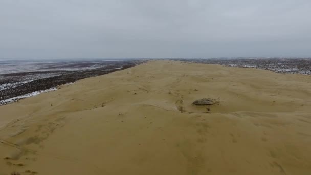 Vista aerea del deserto innevato in inverno. Kazakistan occidentale, penisola di Mangyshlak . — Video Stock