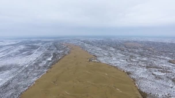 Vista aerea del deserto innevato in inverno. Kazakistan occidentale, penisola di Mangyshlak . — Video Stock
