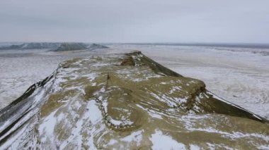 Kar-kapsayan Batı Kazakistan'daki Mangışlak Yarımadası kumlu Dağları'nın muhteşem havadan görünümü. Çöl karda.