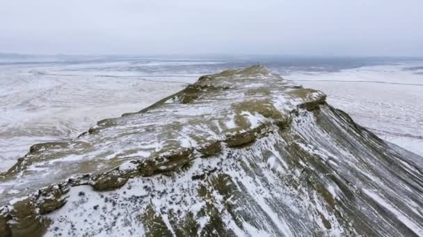 Úžasný letecký pohled na zasněžování písečné hory v západní Kazachstán, Mangyshlak poloostrov. Poušť na sněhu. — Stock video