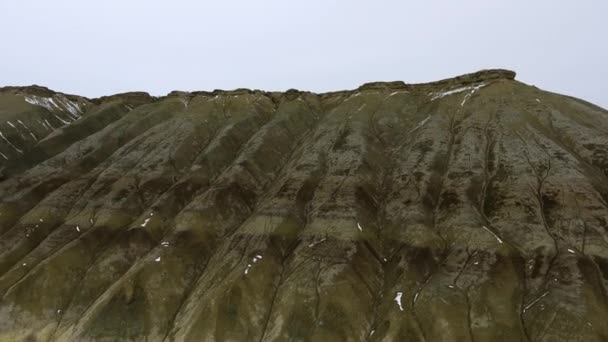 Καταπληκτική εναέρια άποψη χιόνι-καλύπτοντας αμμώδη βουνό στο δυτικό Καζακστάν, Mangyshlak χερσόνησο. Έρημο στο χιόνι. — Αρχείο Βίντεο