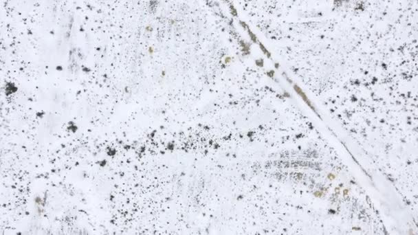 Bordo di una scogliera sabbiosa del deserto innevato in inverno. Kazakistan occidentale, penisola di Mangyshlak . — Video Stock