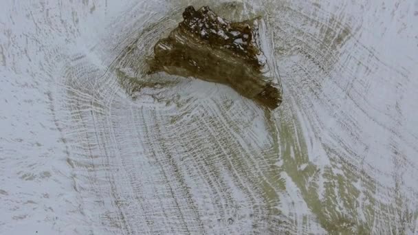 Incredibile vista aerea di montagne sabbiose Ustyurt copertura di neve nel Kazakistan occidentale, penisola di Mangyshlak. Deserto nella neve . — Video Stock