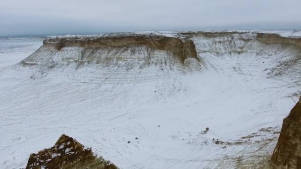 Vue aérienne imprenable sur les montagnes de sable Ustyurt enneigées de l'ouest du Kazakhstan, péninsule de Mangyshlak. Désert dans la neige . — Video