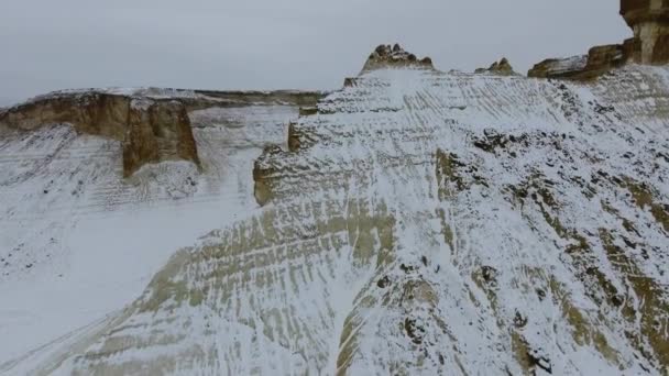 Niesamowity widok z lotu ptaka pokrywa śnieżna Ustyurt piaszczystych gór w Zachodnim Kazachstanie, półwysep Mangyszłak już. Pustyni w śniegu. — Wideo stockowe