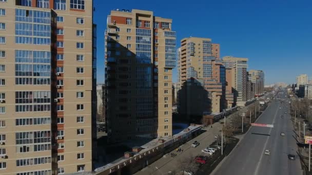 Stad luchtfoto, slaapkamer voorstad gebouwen, bekijken vanuit de lucht — Stockvideo