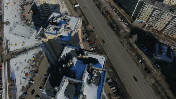 Aérea de la ciudad, dormitorios edificios suburbios, vista desde el aire — Vídeo de stock