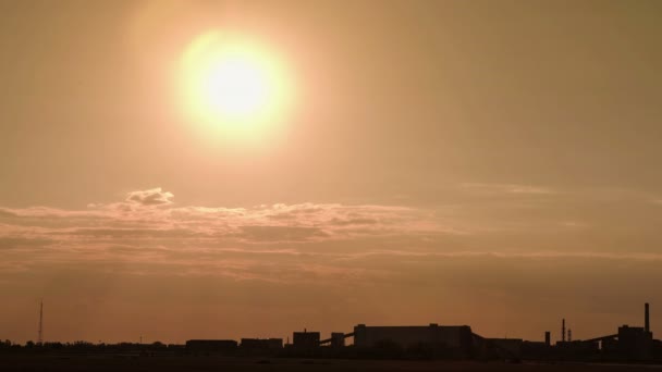 Siluet işleme tesisi, bir demir cevheri demir cevheri bir gün batımı arka planda açık döküm madencilik. — Stok video