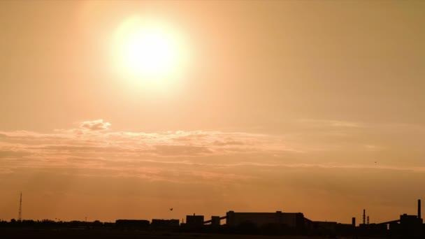 Siluet işleme tesisi, bir demir cevheri demir cevheri bir gün batımı arka planda açık döküm madencilik. — Stok video