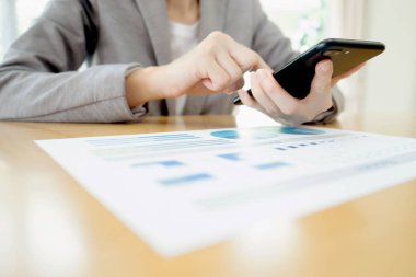 İşkadını üstünde onun smartphone