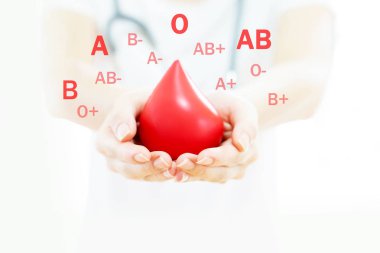 Doktor elleri kırmızı kan tutuyor.