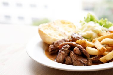 Biber domuz biftek ile kızarmış Fransız ve salata