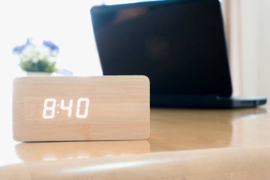 Geç saatlere kadar çalışma masası