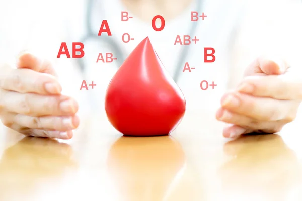 Médico Mãos Segurando Sangue Vermelho — Fotografia de Stock