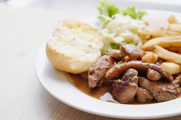 Steak Porc Poivré Avec Friture Salade — Photo