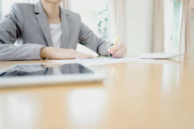 Ofisinde çalışan iş kadını.