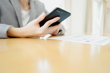 akıllı telefon kullanan iş kadını