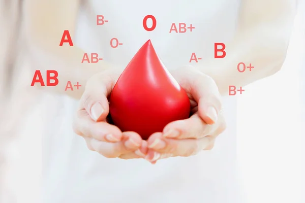 Mãos Segurando Sangue Vermelho — Fotografia de Stock