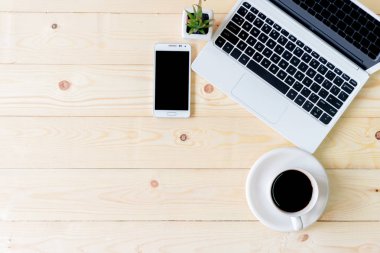 Bir tablo boş dizüstü bilgisayar, tablet ve smartphone