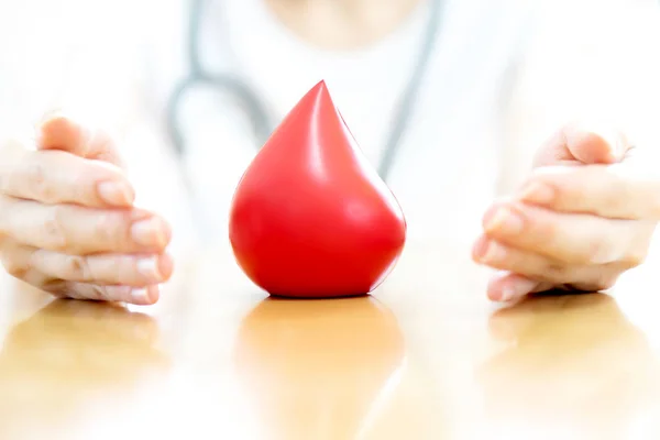 Médico Mãos Segurando Sangue Vermelho — Fotografia de Stock