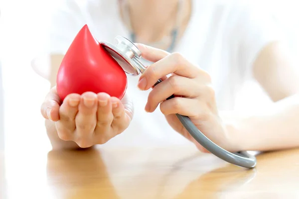 Médico Mãos Segurando Sangue Vermelho — Fotografia de Stock