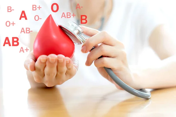 Médico Mãos Segurando Sangue Vermelho — Fotografia de Stock