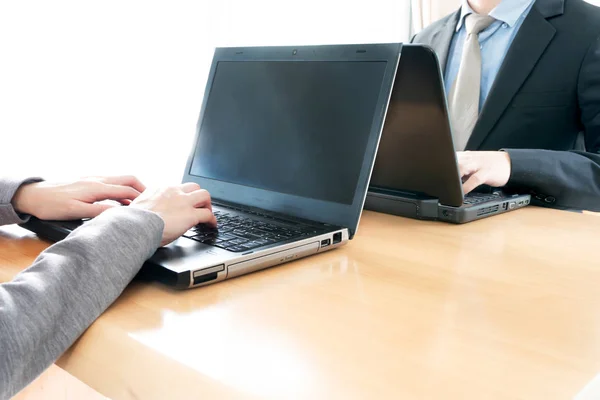 Partnerów Biznesowych Pracujących Wspólnie Laptopie Biurze — Zdjęcie stockowe