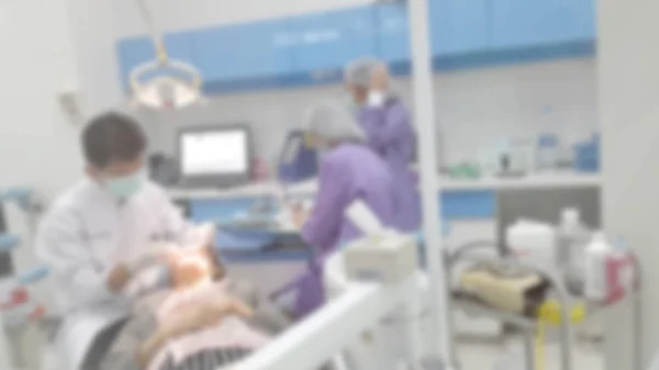 Dentista Assistente Examinando Paciente Clínica Borrão — Fotografia de Stock