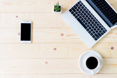 Bir tablo boş dizüstü bilgisayar, tablet ve smartphone