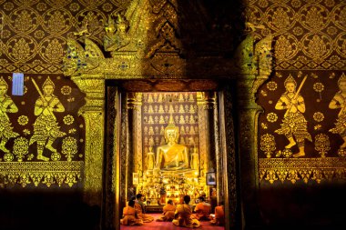 Budist rahipler Vesak Luang Prabang La sırasında Wat Mail dua