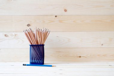 Masanın üstüne kalem sahibi