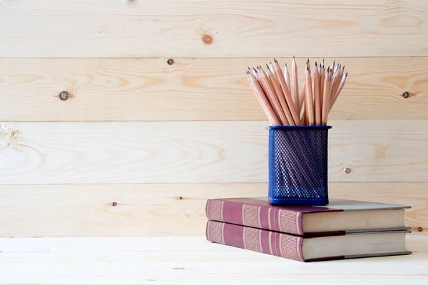 Concepto educativo, lápiz para trabajar en una mesa de madera . — Foto de Stock